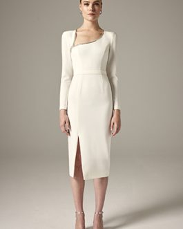 Vestido FUCSIA con escote asimétrico con cadena