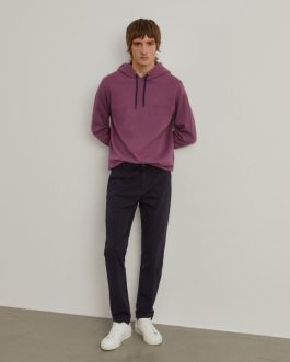 Chino regular fit con bolsillos delanteros