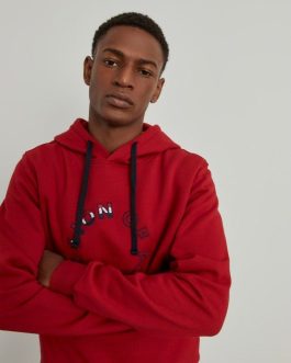 Sudadera roja con logo circular